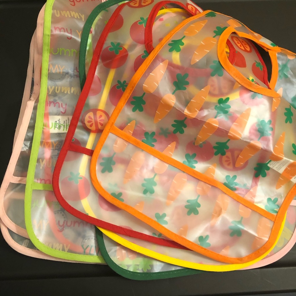 10 wipeable baby bibs